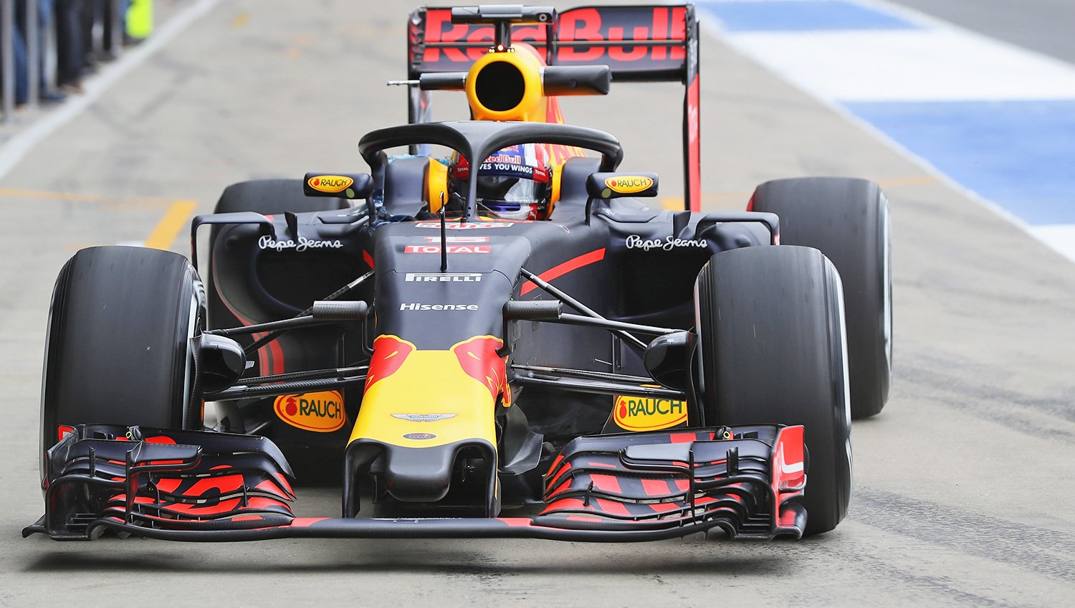 Silverstone, sessione di test della Formula 1: la Red Bull ha installato l&#39;halo, il sistema di protezione della testa del pilota che  in ballottaggio con l&#39;aeroscreen, gi provato a Sochi dalla stessa Red Bull. Uno dei due sistemi sar impiegato sulle monoposto nel 2017